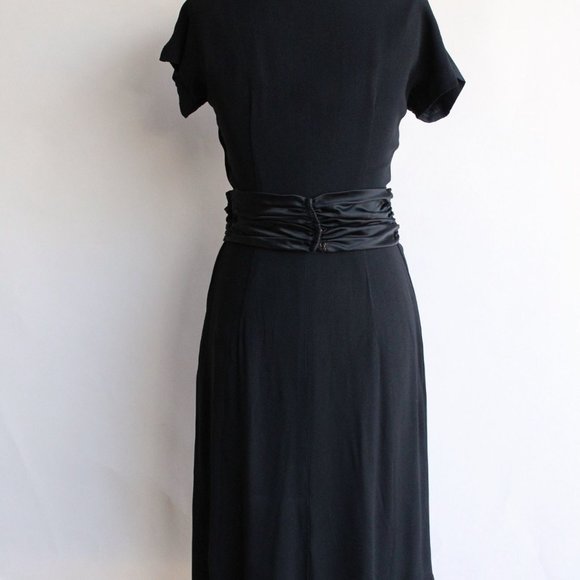 Vintage 1950s Dress / Black Rayon Dress With Cummerbund Belt and Sweetheart Neck - Picture 9 of 10